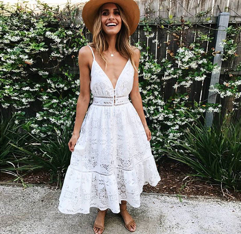 Vestido comprido de renda com costas abertas e alças.