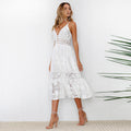 Vestido comprido de renda com costas abertas e alças.